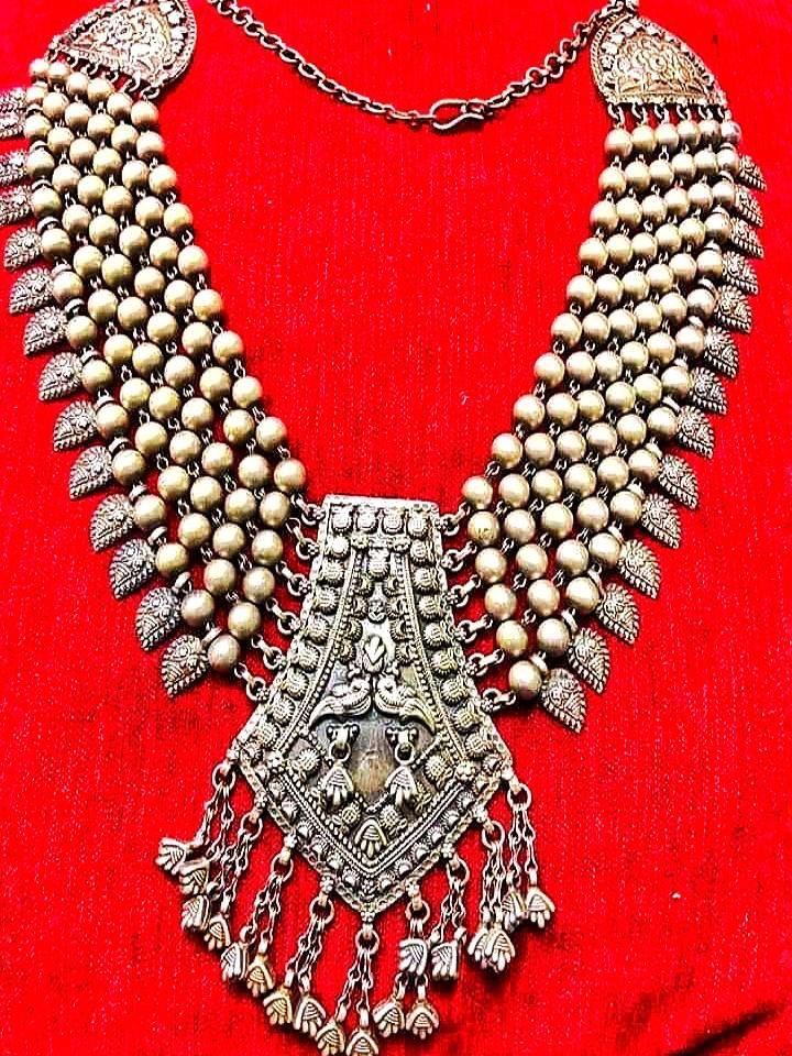 Handcrafted Statement Silver Neckpiece - Vaarasa